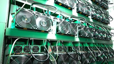 Dynamic mining farm showcasing diverse rigs
